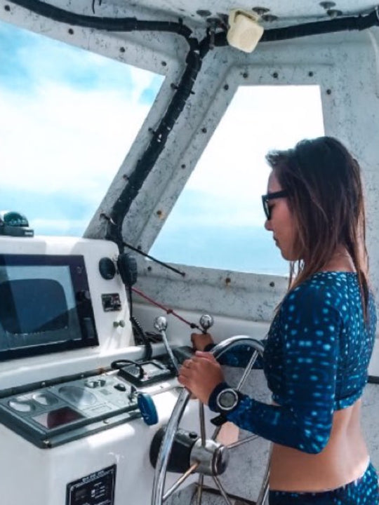 Ladies - WhaleShark - Crop- zip front - rashvest - lower neckline